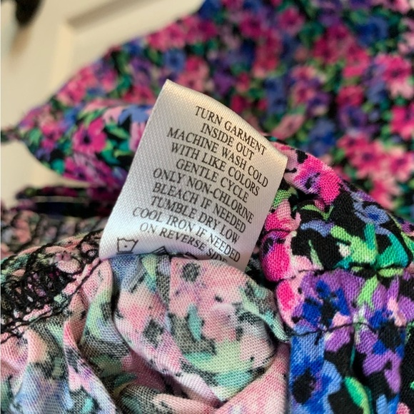 Almost Famous Floral Cinched V Neck Top, size L - Picture 4 of 7